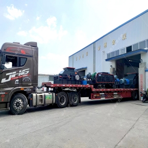 1200*1200雙齒輥破碎機(jī)，兩臺900*900軌道移動(dòng)雙齒輥破碎機(jī)發(fā)往云南