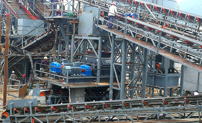 四川綿陽大型對(duì)輥破碎機(jī)安裝現(xiàn)場