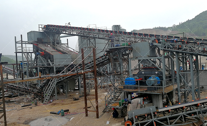 四川綿陽大型對(duì)輥破碎機(jī)安裝現(xiàn)場