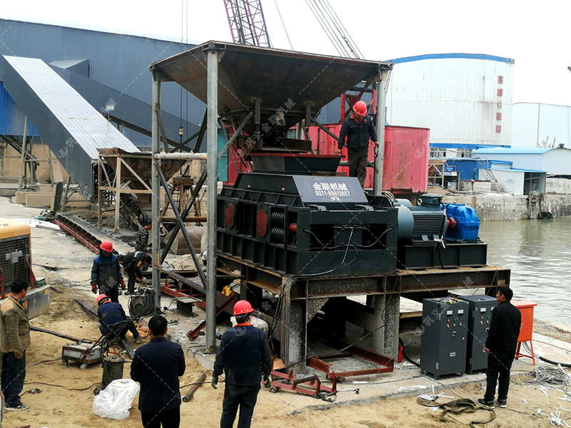 花崗巖對輥破碎機出料粒度多少？產量多大？