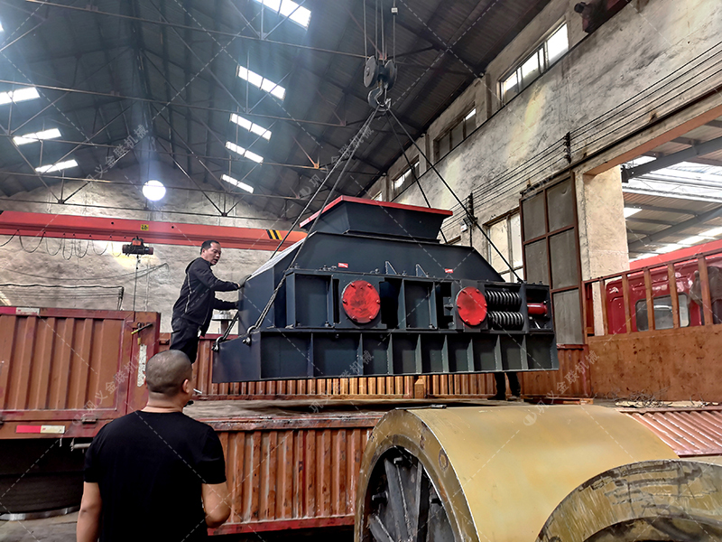 如何選擇青石制砂設(shè)備，時產(chǎn)50噸對輥制砂機多少錢一臺？